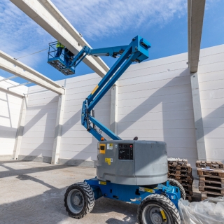 Plataforma elevatória articulada Itu Aluguel de equipamentos para obra Salto Locação de pá carregadeira Salto