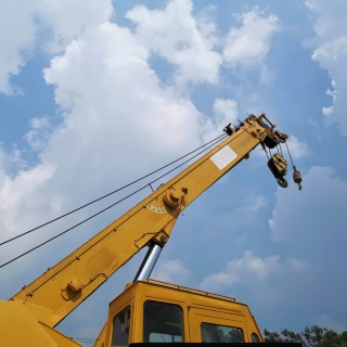 Aluguel de gruas e mini-gruas Salto Aluguel de equipamentos para obra Salto Locação de pá carregadeira Salto